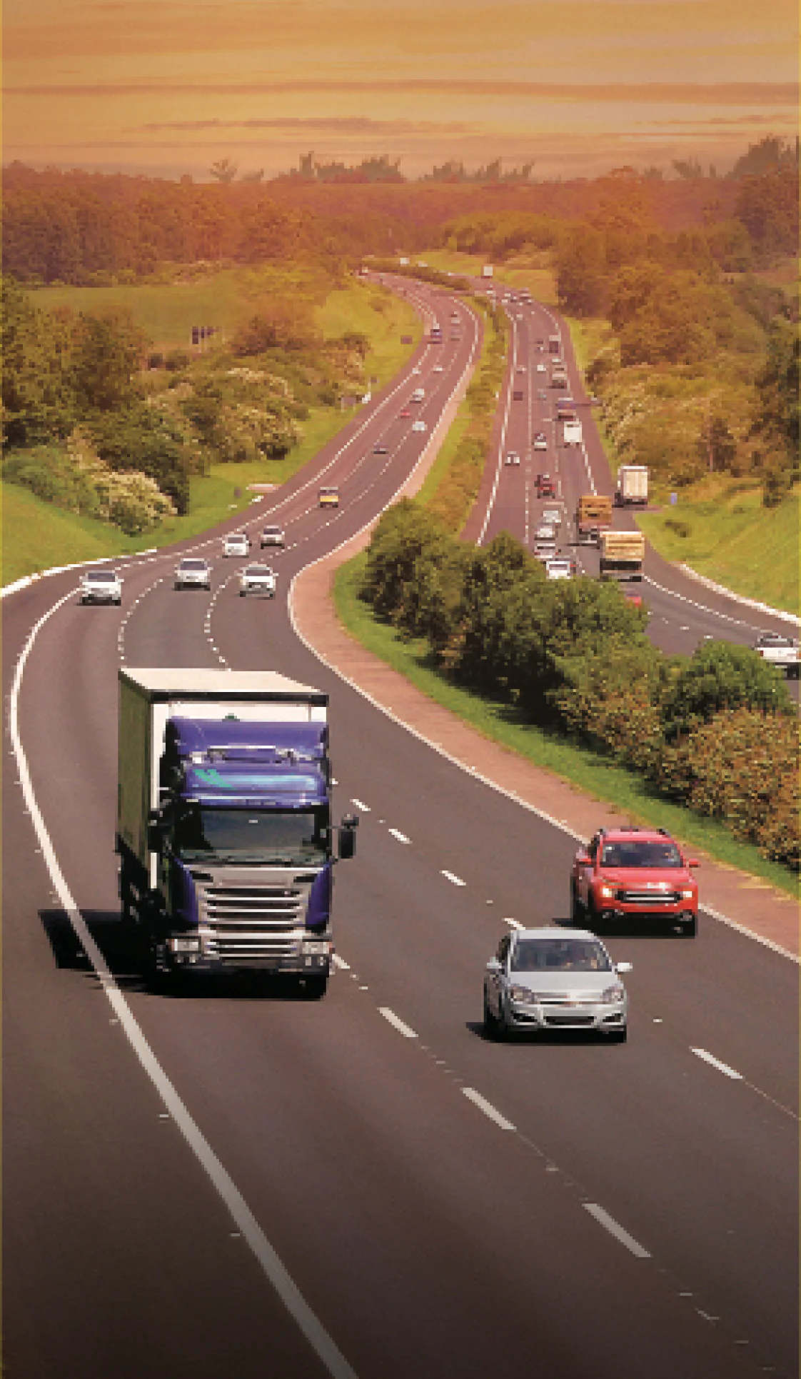 Rodovia movimentada com carros e caminhões trafegando